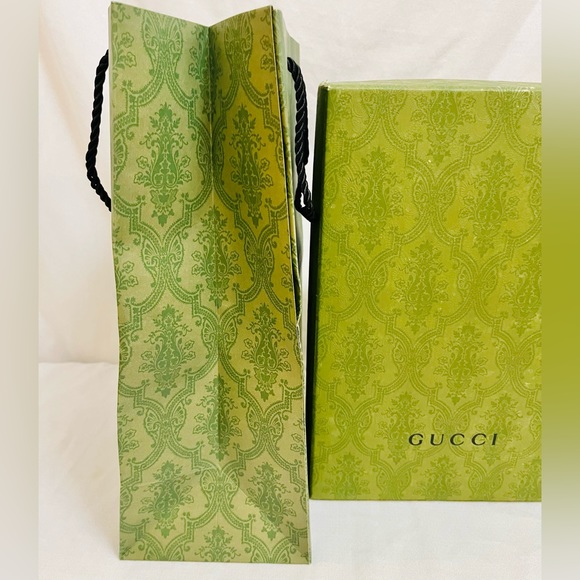 Gucci Shoe Box, Gift Bag, & Cards - Picture 5 of 6